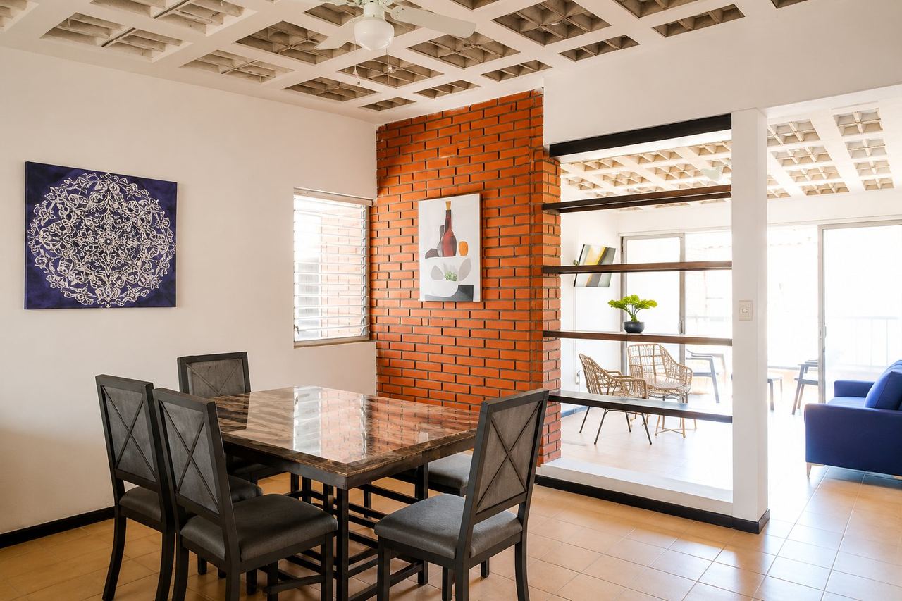 Comedor con muro de ladrillo aparente